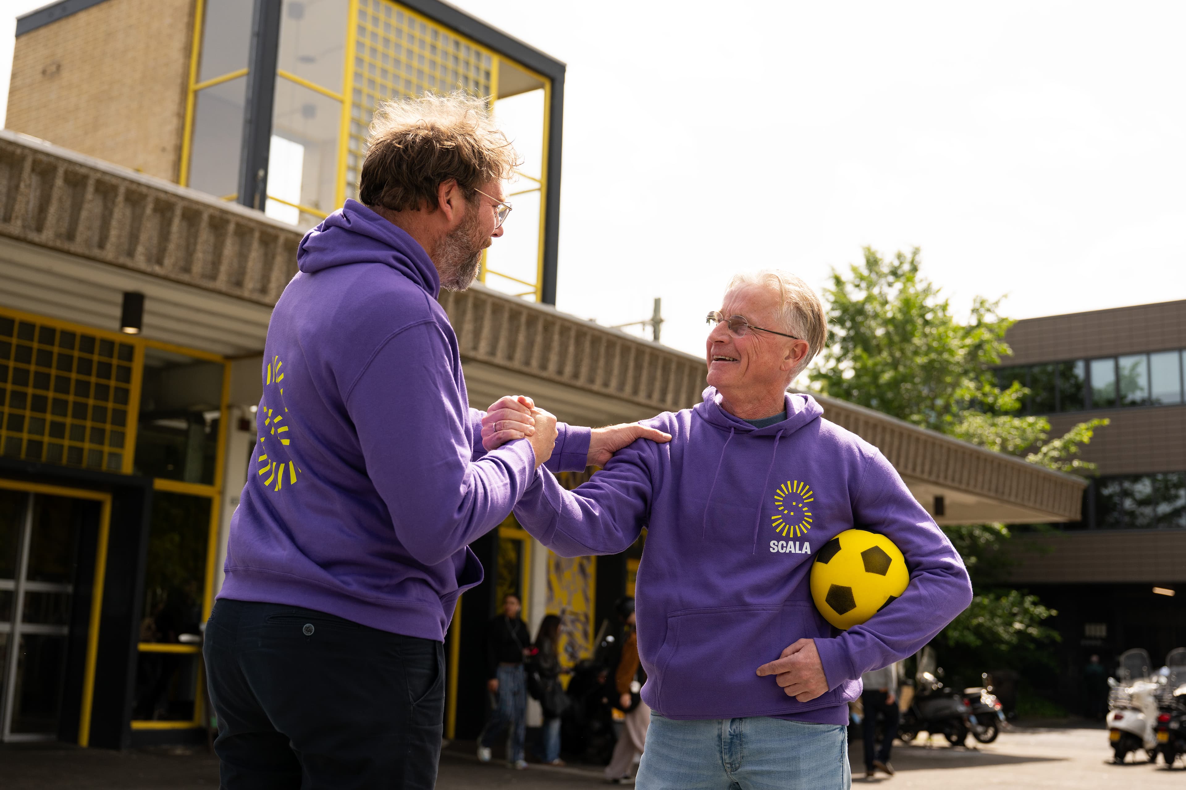 Jeugdprofessionals van Scala samen aan het voetballen