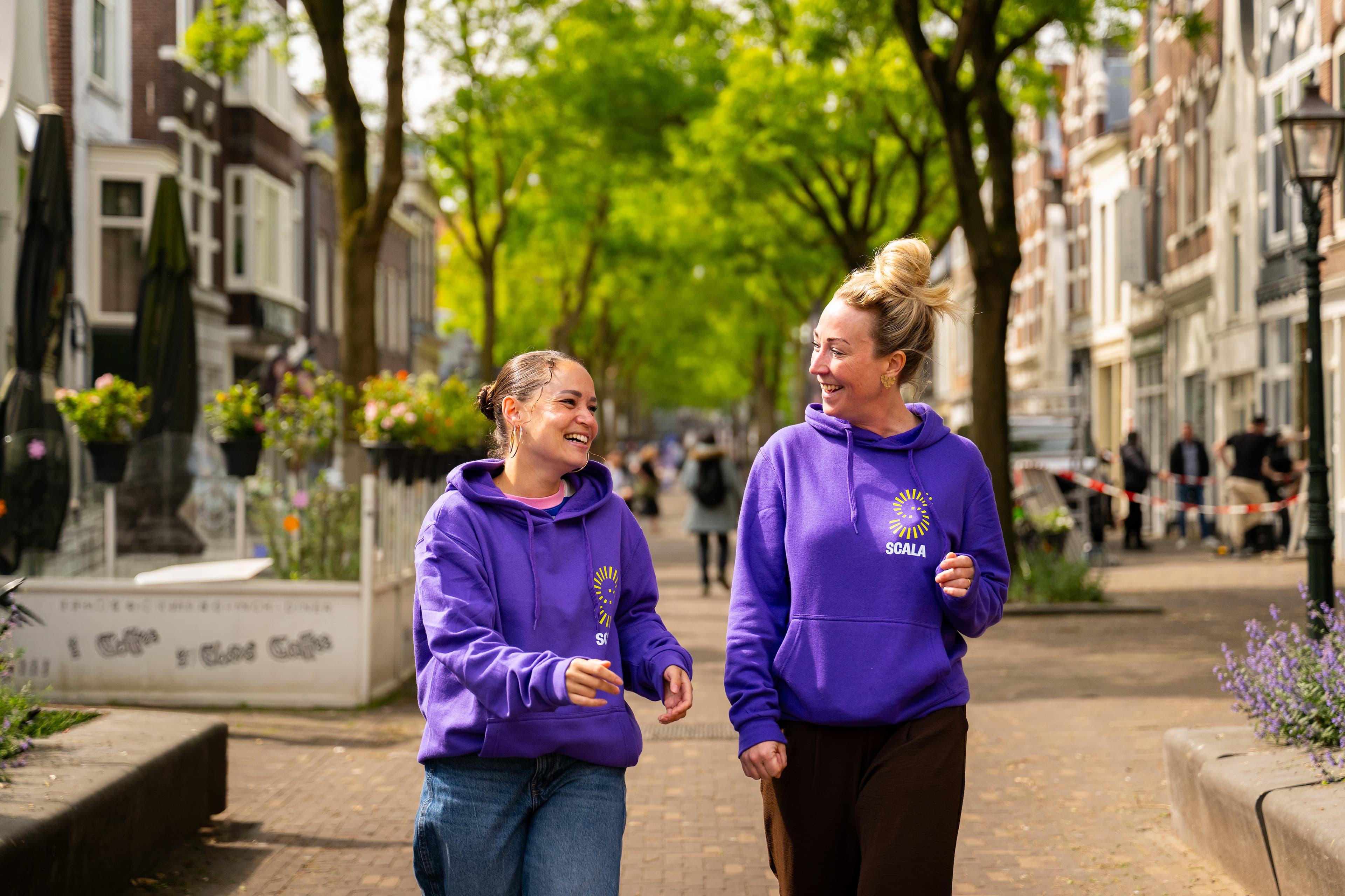 Jeugdprofessional van Scala op straat in de wijk