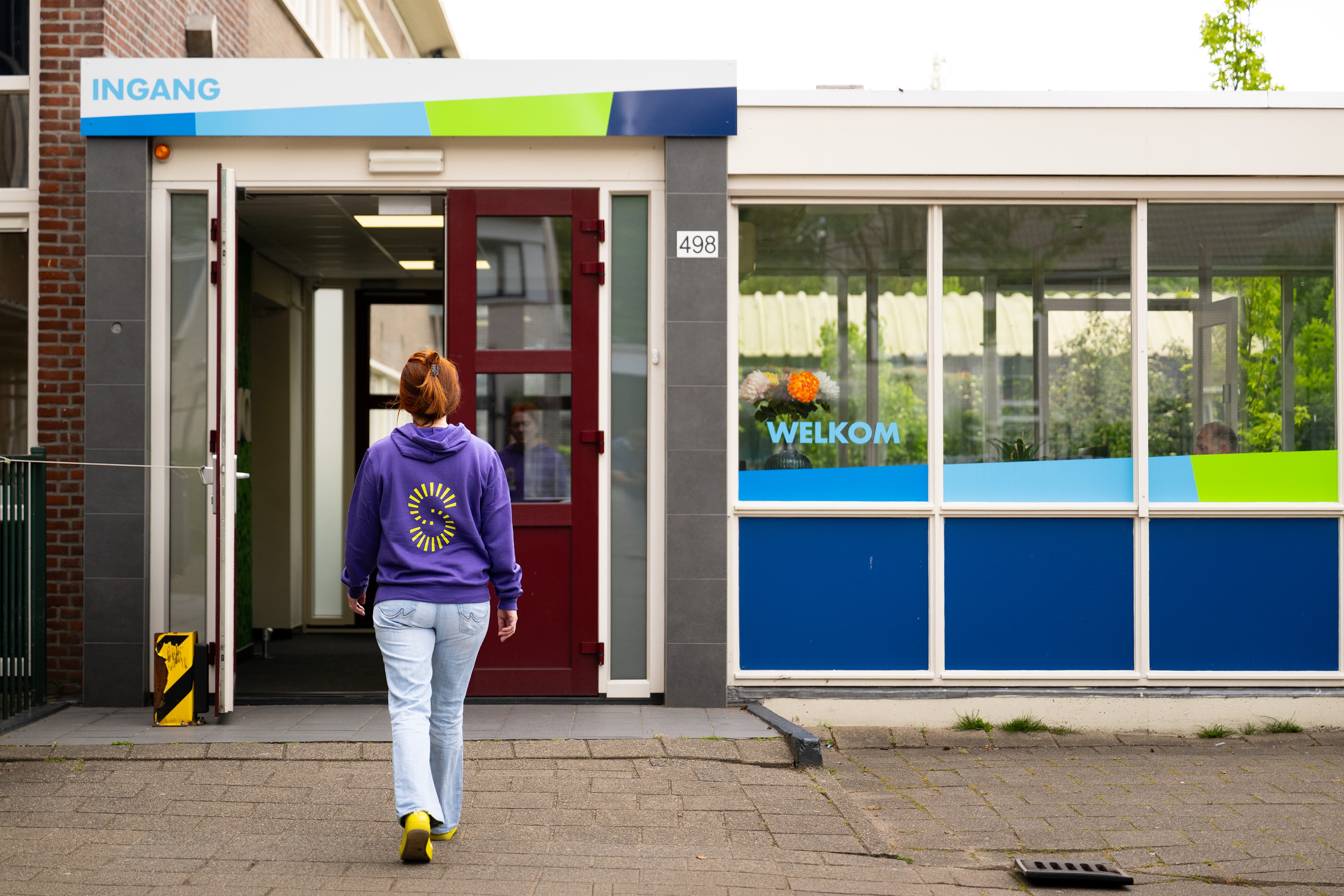 Twee jeugdprofessionals van Scala op het schoolplein